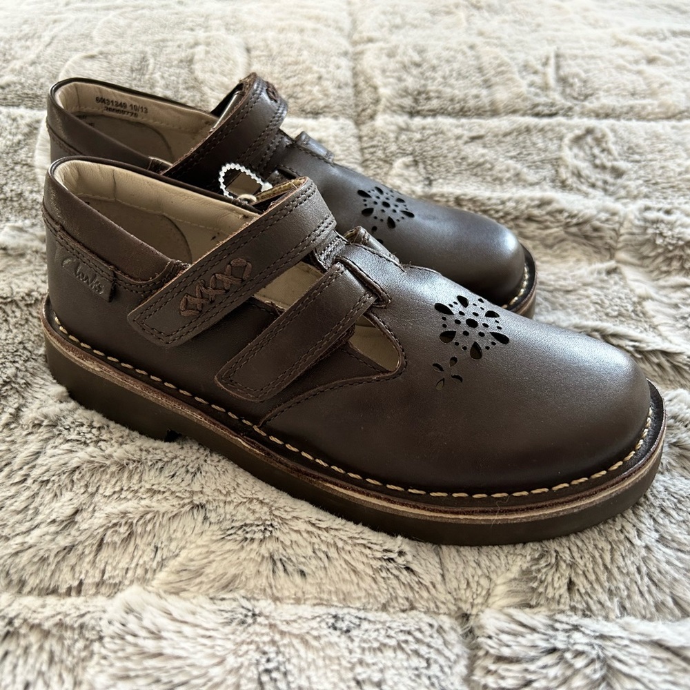 NWT Clarks Girls Brown Star Beam Flats Size 13 1/2M Leather Mary Janes NIB